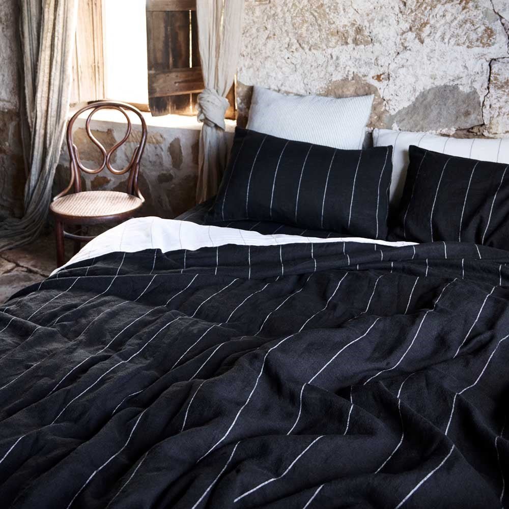 Carter Linen Quilt Cover w/buttons - Black w&